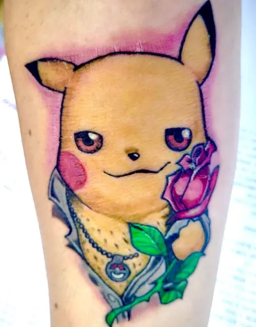 Pikachu Elegante con Rosa